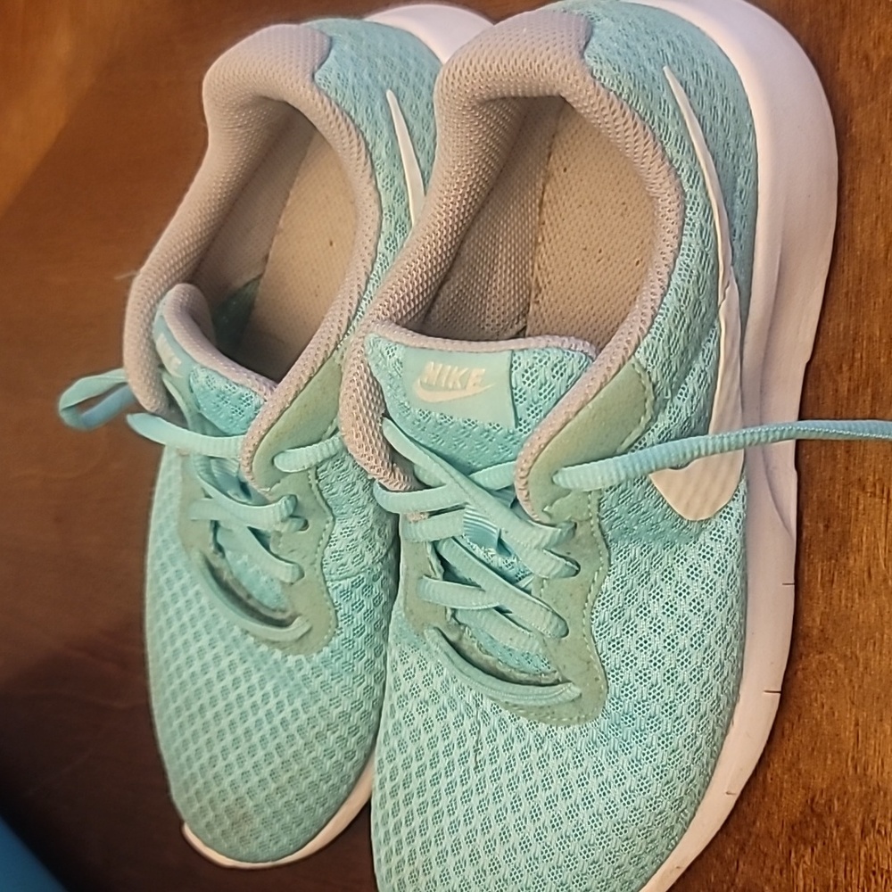 Nike size 5.5Y sneakers teal and white
